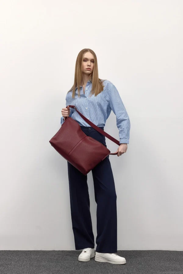Chic Maroon Handbag - Image 3