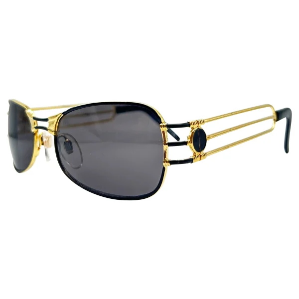 Fashion-Forward Frames for the Confident Trendsetter